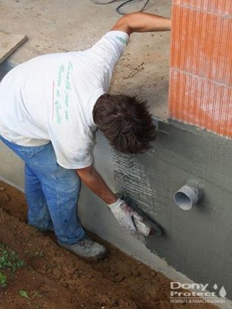Traitement d'un mur enterré avec un badigeon d'étanchéité