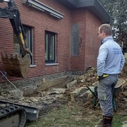 Mise en place drainage contre le mur partiellement enterré