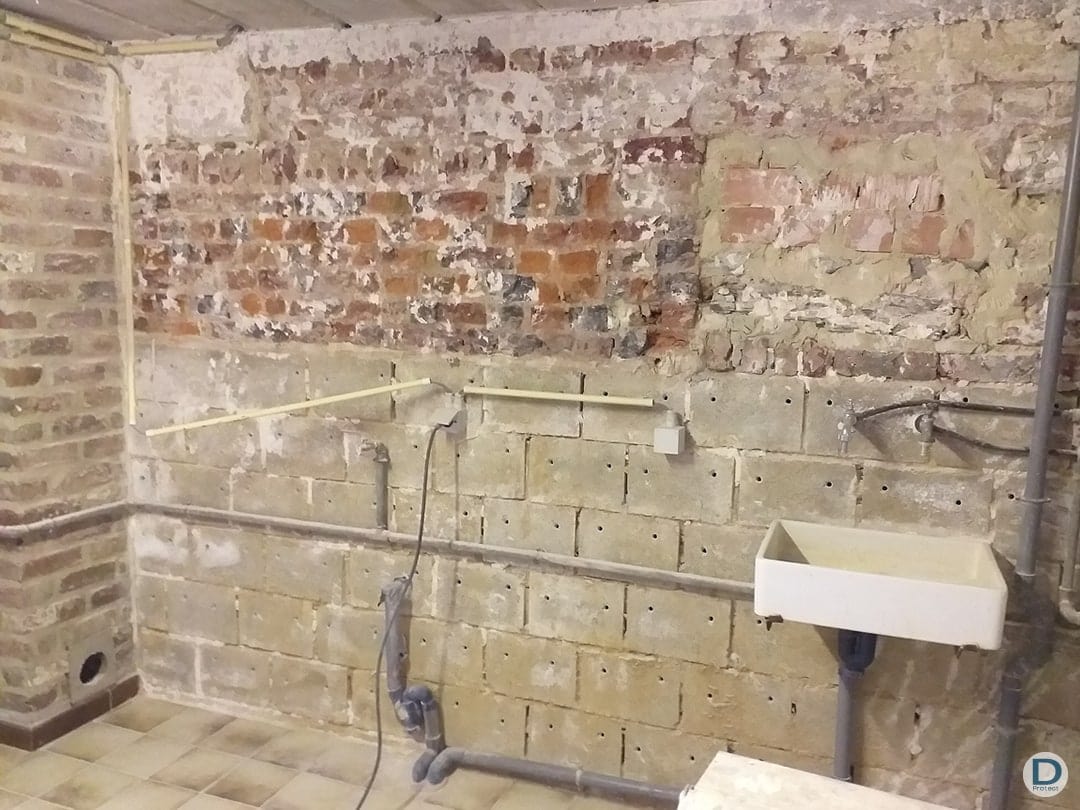 Cave humide avec infiltrations et salpêtre avant traitement Dony Protect