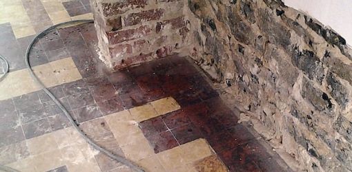 Traitement de l'humidité ascensionnelle sur un ancien mur intérieur