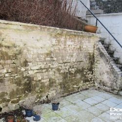 Terrasse avec mur contre terre abimé et humide