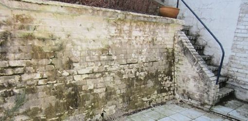 Terrasse avec mur contre terre abimé et humide