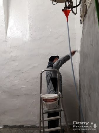 Application d'un enduit pour le cuvelage de la cave