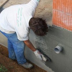 Traitement d'un mur enterré avec un badigeon d'étanchéité