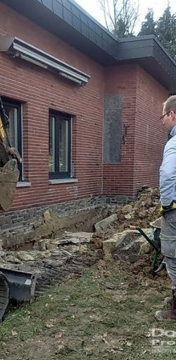 Mise en place drainage contre le mur partiellement enterré